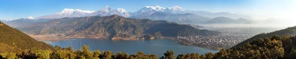 アナプルナ ドゥラーリ マナスル ヒマラヤ山脈 ポカラとプエワ湖 ポカラ渓谷 ネパールヒマラヤ山脈のパノラマビュー — ストック写真