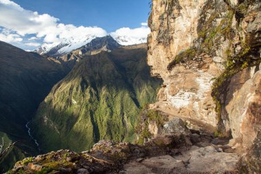 patika ve kaya yüzeyi, Saksarayuq Dağı, And Dağları, Choquequirao yürüyüş yolu Machu Picchu, İnka patikası, Cuzco ya da Peru 'daki Cusco bölgesi 