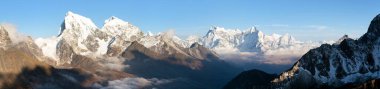 Gokyo Ri 'den Kangtega, Thamserku Arakam Tse, Cholatse ve Tabuche Peak tepelerine kadar akşam panoramik görüntüsü - Everest ana kampı - Nepal 