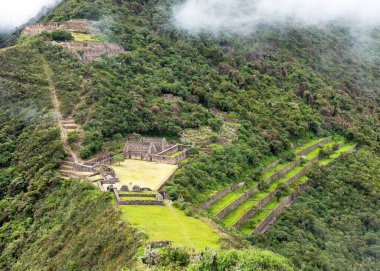 Choquequirao, Peru 'daki en iyi İnka harabelerinden biri. Machu Picchu yakınlarında Choquequirao İnka yürüyüş yolu. Peru 'daki Cuzco bölgesi 