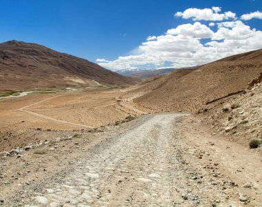 Pamir karayolu ya da Tacikistan 'da Pamirskij trakt asfaltsız yolu, Wakhan vadisi, gorno-badakhshan bölgesi. Pamir ve Hindu dağları