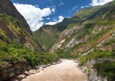 Rio Apurimac, Apurimac, Choquequirao yürüyüş yolu, Cuzco bölgesi, Peru And Dağları 'nın en uzun ve en büyük Amazon nehrinin üst kısmıdır.