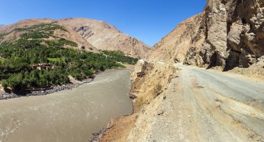 Pamir otoyolu M41 uluslararası karayolu veya Pamirskij trakt. Panj Nehri ve Pamir Dağları. Panj, Amu Darya nehrinin üst kısmıdır. Panoramik manzara. Tacikistan ve Afganistan sınırı, Gorno-badakhshan bölgesi.