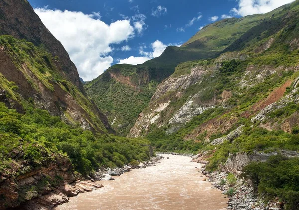 Rio Apurimac, Apurimac, Choquequirao yürüyüş yolu, Cuzco bölgesi, Peru And Dağları 'nın en uzun ve en büyük Amazon nehrinin üst kısmıdır.