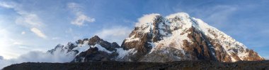 Salkantay dağının akşam panoramik manzarası, Peru 'daki Machu Picchu yolu üzerindeki Salcantay yürüyüşü, Cuzco alanı