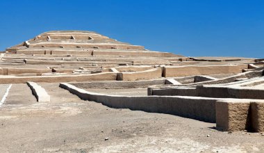 Nazca 'nın Peru çölündeki Chahuachi arkeolojik sahasında Nasca veya Nazca piramidi, Panoramik manzara