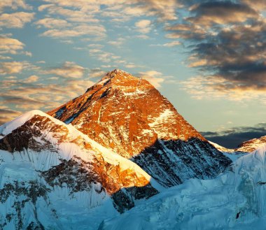 Kala Patthar, Sagarmatha Ulusal Parkı, Khumbu Walley, Solukhumbu, Nepal Himalays Dağları 'ndan güzel günbatımı bulutlarıyla Everest Dağı akşam panoramik manzarası