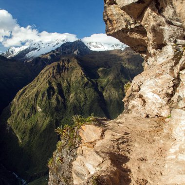 patika ve kaya yüzeyi, Saksarayuq Dağı, And Dağları, Choquequirao yürüyüş yolu Machu Picchu, İnka patikası, Cuzco ya da Peru 'daki Cusco bölgesi 