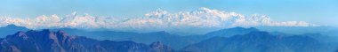 Himalaya, Hint Himalayalarının panoramik manzarası, büyük Himalaya sıradağları, Uttarakhand Hindistan, Mussoorie yolundan manzara, Nanda Devi dağı.