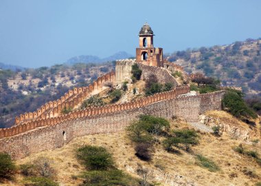 Jaigarh kalesi ve Amer veya Hindistan yakınlarındaki Amber kasabası ile takviye 