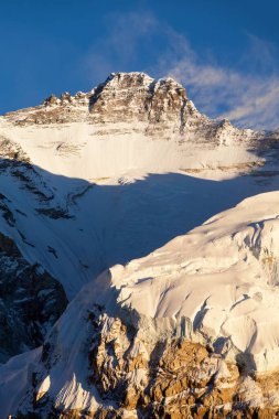 Pumo Ri ana kampından Lhotse Dağı 'nın akşam manzarası, Sagarmatha ulusal parkı, Khumbu vadisi, Nepal Himalayaları dağları