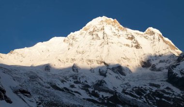 Annapurna Dağı 'nın güneyindeki Annapurna ana kampının sabah görüşü, Annapurna çevresindeki patika, Nepal 