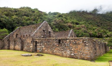 Choquequirao, Peru 'daki en iyi İnka harabelerinden biri. Machu Picchu yakınlarında Choquequirao İnka yürüyüş yolu. Peru 'daki Cuzco bölgesi 