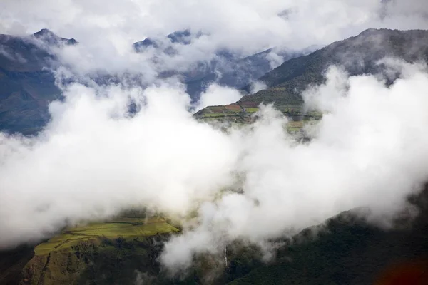 Pueblo Campo Adosado Medio Nubes Perú Vista Desde Sendero Choquequirao — Foto de Stock