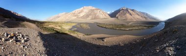 Panj Nehri ve Hindukush Dağları panoramik manzara. Panj, Amu Darya nehrinin üst kısmıdır. Tacikistan ve Afganistan sınırı. Pamir otoyolu 