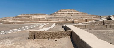 Nazca 'nın Peru çölündeki Chahuachi arkeolojik sahasında Nasca veya Nazca piramidi, Panoramik manzara