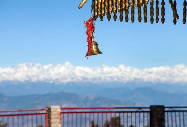 Tunç çan Surkanda Devi Mandir Hindu tapınağı, Mussoorie yolu, Uttarakhand, Hindistan