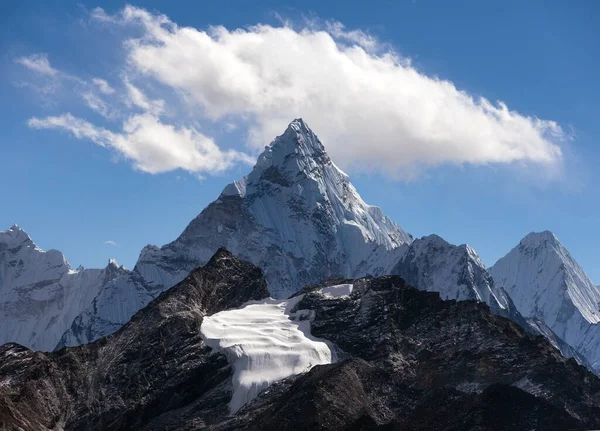 Monte Ama Dablam Dentro Las Nubes Camino Campamento Base Del —  Fotos de Stock