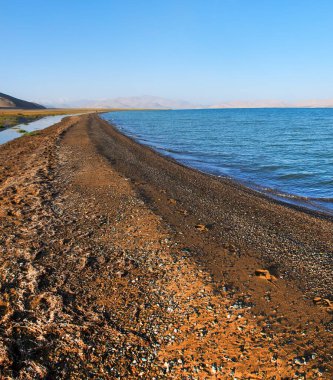 Tacikistan 'daki Karakul Gölü ve Pamir Sıradağları. Pamir karayolu M41 uluslararası karayolu çevresindeki manzara 