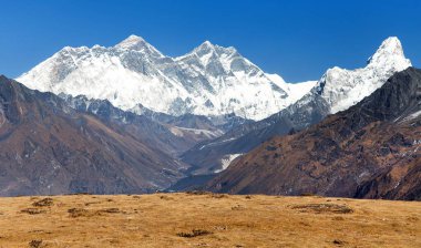 Kongde köyünden Everest, Lhotse ve Ama Dablam 'ın panoramik manzarası - Sagarmatha ulusal parkı - Nepal Himalaya dağları