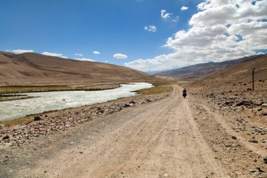 Pamir otoyolu M41 uluslararası karayolu veya Pamirskij trakt. Panj Nehri ve Pamir Dağları. Panj, Amu Darya nehrinin üst kısmıdır. Panoramik manzara. Tacikistan ve Afganistan sınırı, Gorno-badakhshan bölgesi.