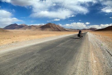 Pamir karayolu ya da Pamirskij Trakt motorcuyla. Pamir karayolu M41 uluslararası karayolu, Tacikistan 'daki dağlar