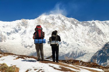 Annapurna Dağı 'nın iki turistiyle Annapurna çevre yolu, Annapurna güney ana kampı, Nepal Himalayalar dağları.