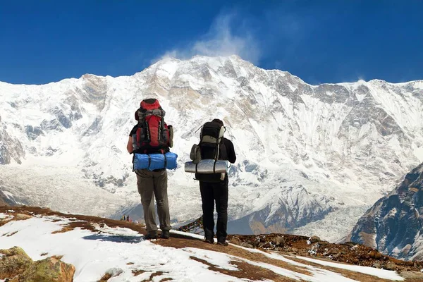 由尼泊尔喜马拉雅山Annapurna南部基地营地Annapurna环行徒步小径的两名游客观看的Annapurna山 — 图库照片