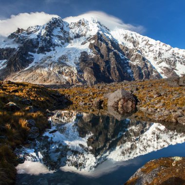 Salkantay dağının göldeki yansımasının akşam manzarası, Peru 'daki Machu Picchu yolu üzerindeki Salkantay yürüyüşü, Cuzco bölgesi