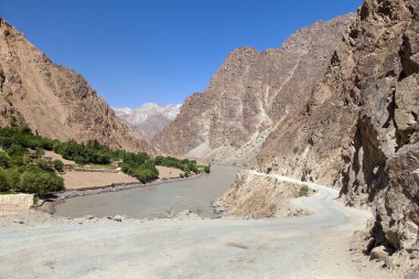 Pamir otoyolu M41 uluslararası karayolu veya Pamirskij trakt. Panj Nehri ve Pamir Dağları. Panj, Amu Darya nehrinin üst kısmıdır. Panoramik manzara. Tacikistan ve Afganistan sınırı, Gorno-badakhshan bölgesi.
