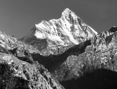 Hintli Himalaya 'nın en iyi dağlarından biri olan Nanda Devi Dağı, Joshimath Auli, Uttarakhand, Hindistan' dan görüldü.