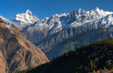 Hindistan 'ın en iyi dağlarından biri olan Nanda Devi Dağı, Joshimath Auli, Uttarakhand, Hindistan' dan görüldü.
