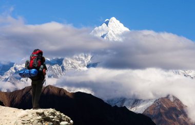Kangtega Dağı ve Thamserku turistle birlikte - Namche Çarşısı 'nın üzerinde Everest Ana Kampı' na giden güzel atlar - Nepal himalayas dağları