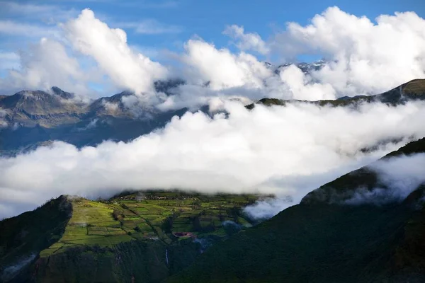 Falu Teraszos Területen Közepén Felhők Peruban Kilátás Choquequirao Túraútvonal Cuzco — Stock Fotó