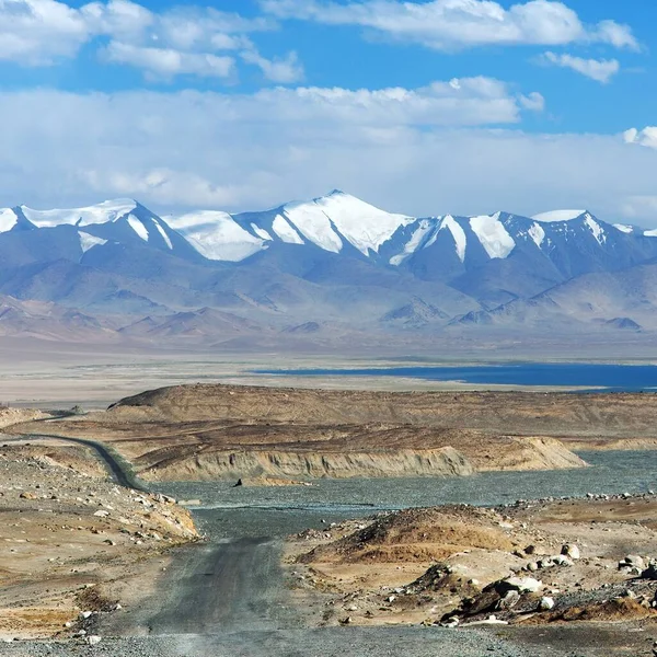 カラクル村や湖の近くにあるパミール高速道路やパミルスキイトラック パミール高速道路M41国際道路 タジキスタンのパミール山脈周辺の風景 — ストック写真