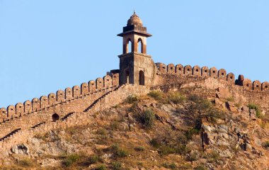 Jaigarh kalesi ve Amer veya Hindistan yakınlarındaki Amber kasabası ile takviye 