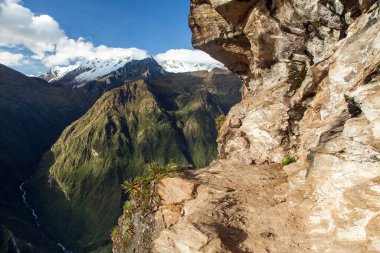 patika ve kaya yüzeyi, Saksarayuq Dağı, And Dağları, Choquequirao yürüyüş yolu Machu Picchu, İnka patikası, Cuzco ya da Peru 'daki Cusco bölgesi 
