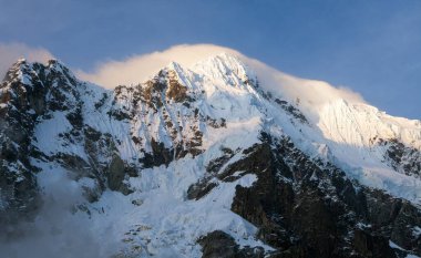Salkantay dağının akşam manzarası, Peru 'daki Cuzco bölgesinde Machu Picchu yolunda Salcantay yürüyüşü