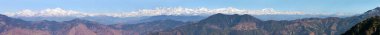 Himalaya, Hint Himalayaları 'nın panoramik manzarası, büyük Himalaya sıradağları, Uttarakhand Hindistan, Mussoorie yolu manzarası, Nanda Devi ve Chaukhamba' ya çıkıyor. 