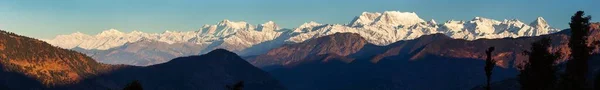 Morgon Panoramautsikt Över Berget Chaukhamba Himalaya Panoramautsikt Över Indiska Himalaya — Stockfoto