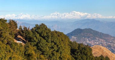 Himalaya, Hint Himalayalarının panoramik manzarası, büyük Himalaya sıradağları, Uttarakhand Hindistan, Mussoorie yolundan manzara, Nanda Devi dağı.