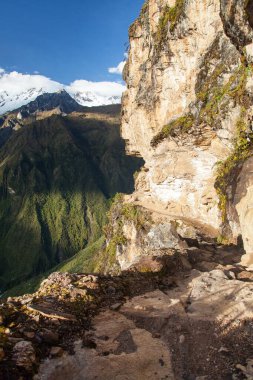 patika ve kaya yüzeyi, Saksarayuq Dağı, And Dağları, Choquequirao yürüyüş yolu Machu Picchu, İnka patikası, Cuzco ya da Peru 'daki Cusco bölgesi 