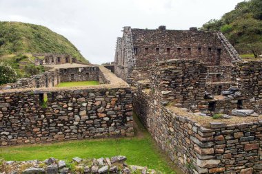Choquequirao, Peru 'daki en iyi İnka harabelerinden biri. Machu Picchu yakınlarında Choquequirao İnka yürüyüş yolu. Peru 'daki Cuzco bölgesi 