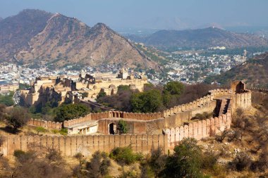 Jaipur şehri yakınlarındaki Amber kalesi, Rajasthan, Hindistan, Amber sarayı ve kasabasındaki üst kaleden manzara.