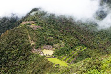 Choquequirao, Peru 'daki en iyi İnka harabelerinden biri. Machu Picchu yakınlarında Choquequirao İnka yürüyüş yolu. Peru 'daki Cuzco bölgesi 