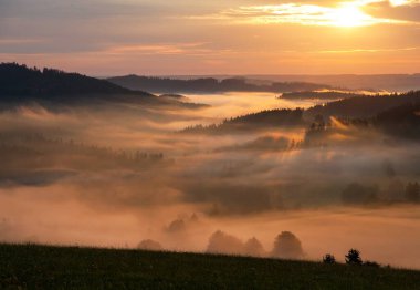 Krasne köyü yakınlarındaki Bohem ve Moravya dağlarından güzel gökyüzünün panoramik günbatımı manzarası
