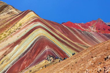 Peru 'daki Gökkuşağı Dağı veya Vinicunca Montana de Siete Renkleri ve güzel gökyüzü, Cuzco ya da Cusco bölgesi, Peru And Dağları, panoramik manzara