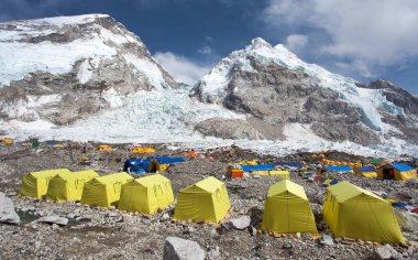 Everest dağının ana kampından manzara, sarı çadırlar ve dua bayrakları, Everest ana kampına yürüyüş, Nepalhimalaya dağları