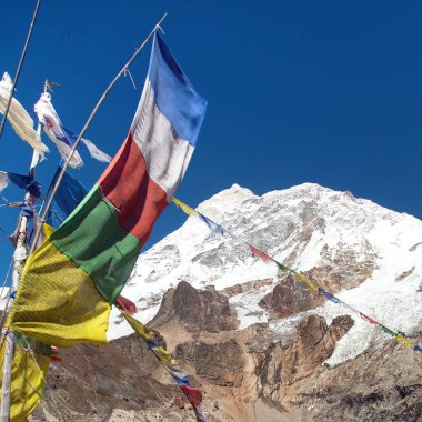 Makalu Dağı ve Budist dua bayrakları, Maklu Barun Ulusal Parkı, Nepal Himalayaları Dağları