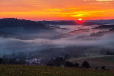 Krasne köyü yakınlarındaki Bohem ve Moravya dağlarından güzel gökyüzünün panoramik günbatımı manzarası